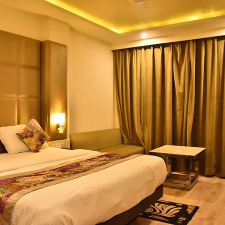 Hotel Deep Kanpur Exteriör bild