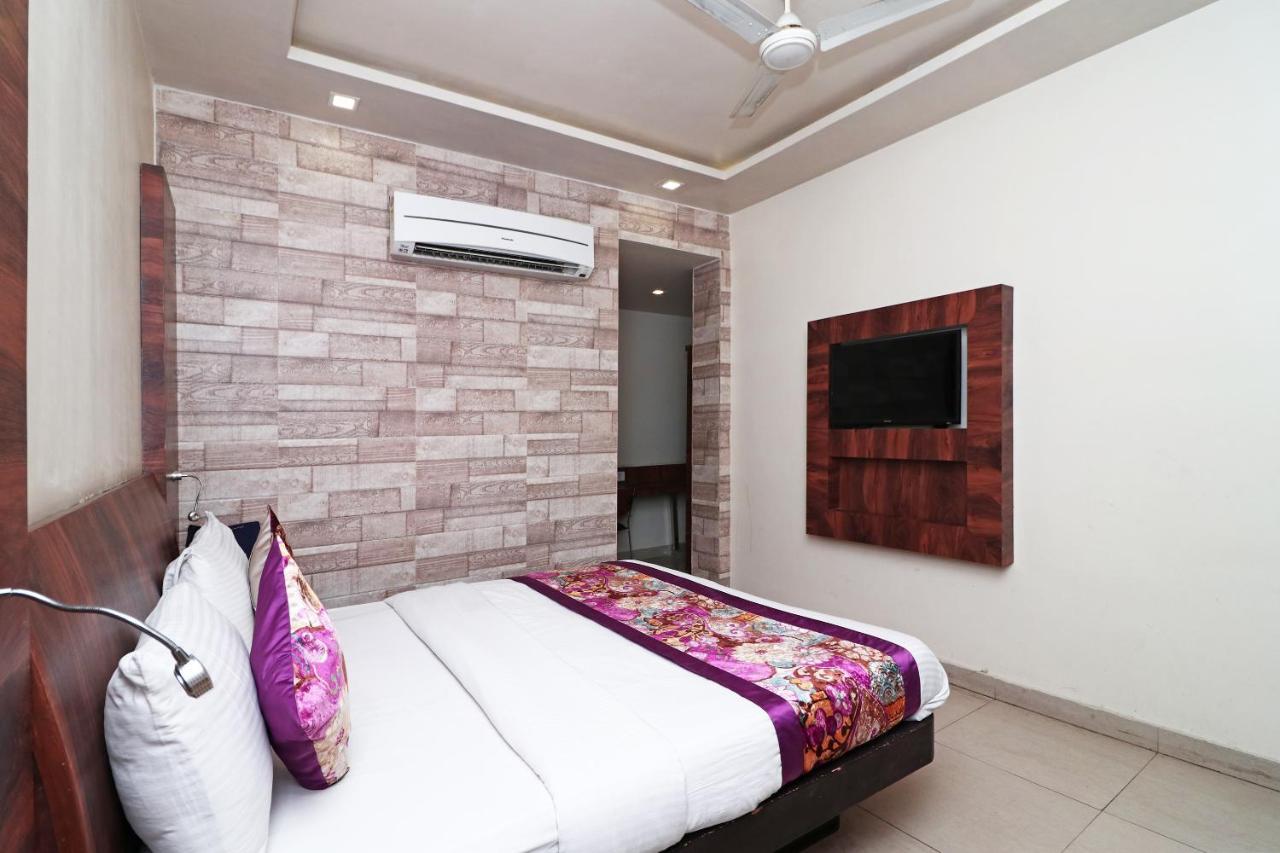 Hotel Deep Kanpur Exteriör bild