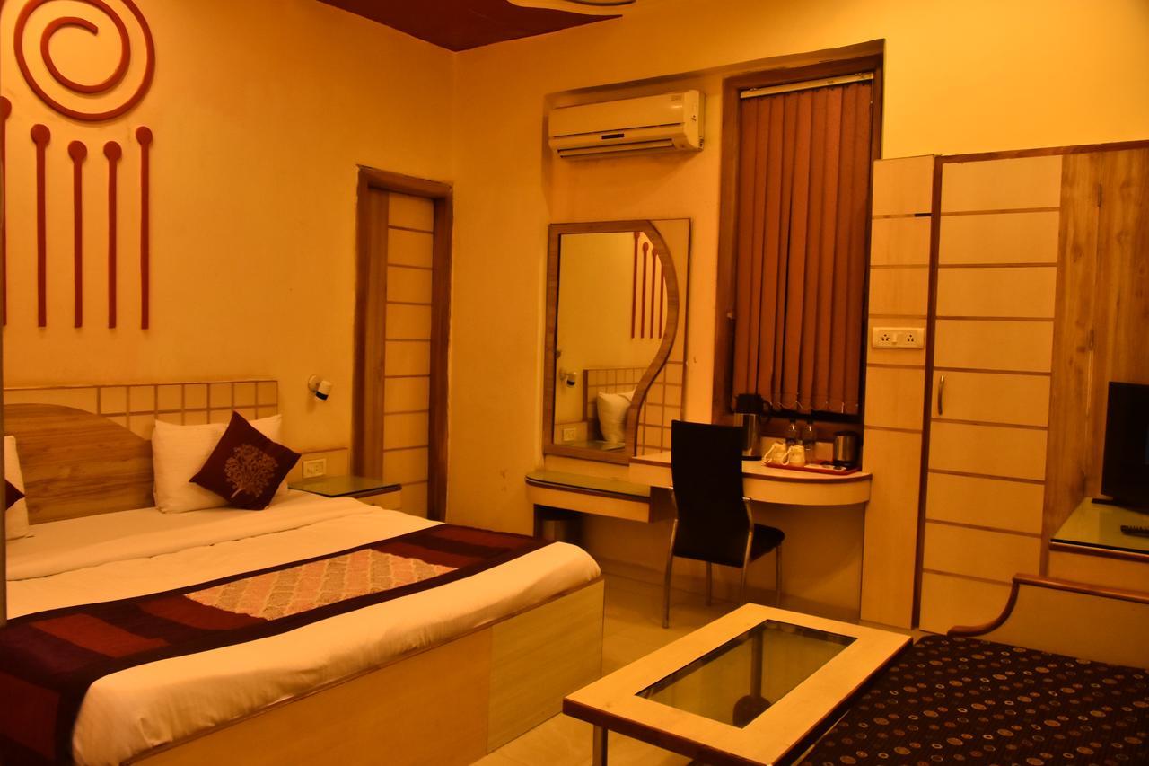 Hotel Deep Kanpur Exteriör bild