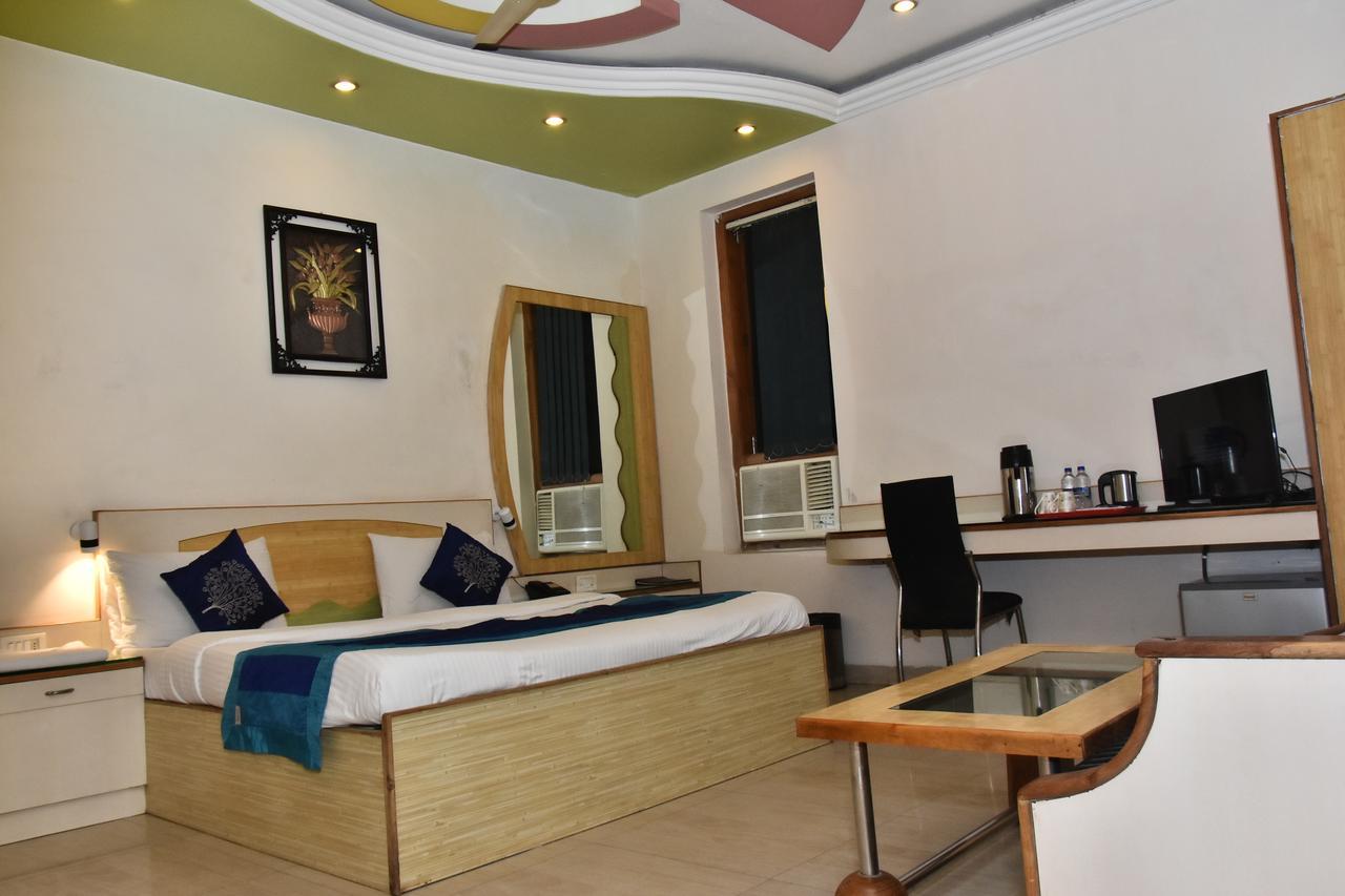 Hotel Deep Kanpur Exteriör bild