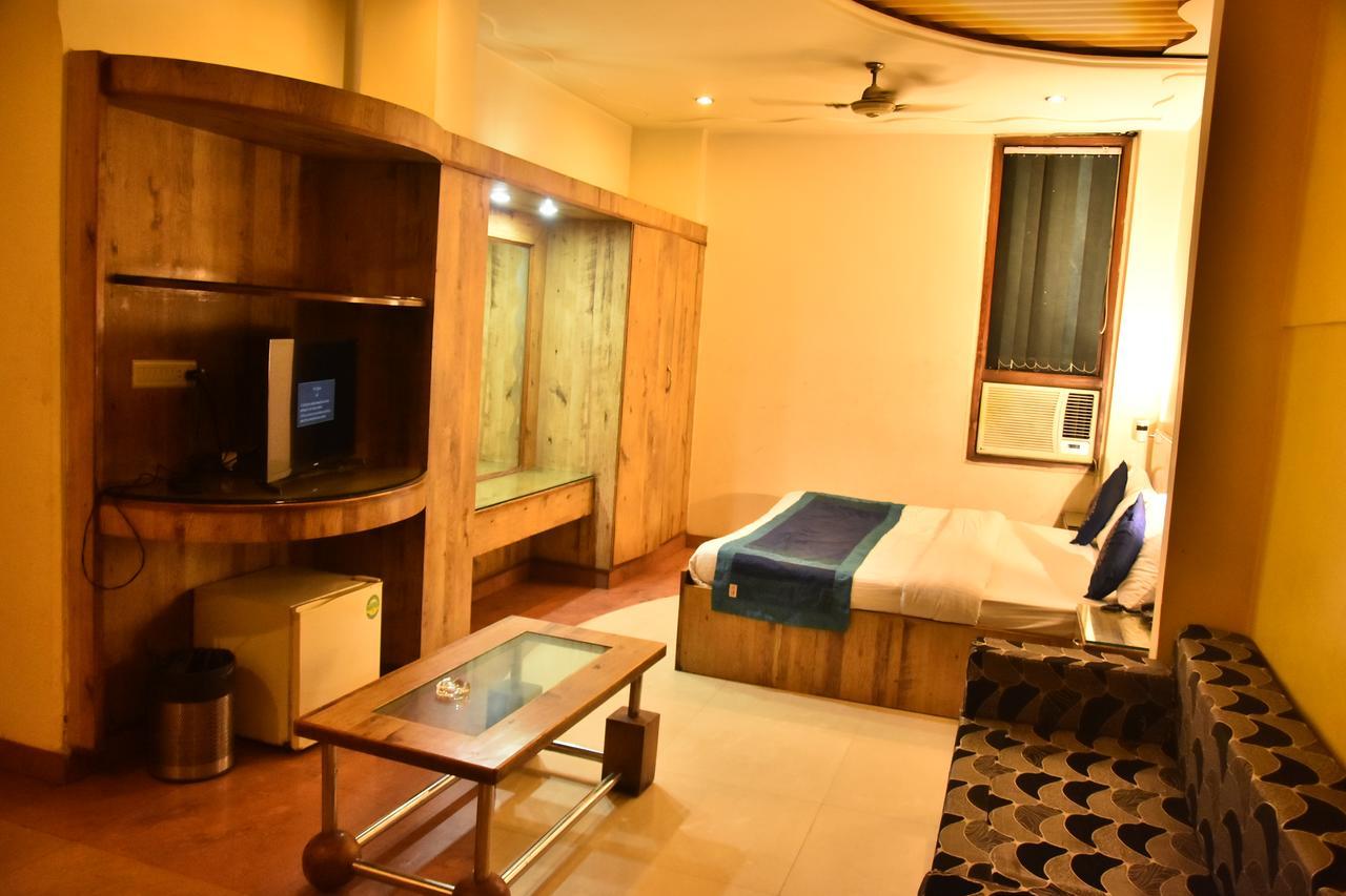 Hotel Deep Kanpur Exteriör bild