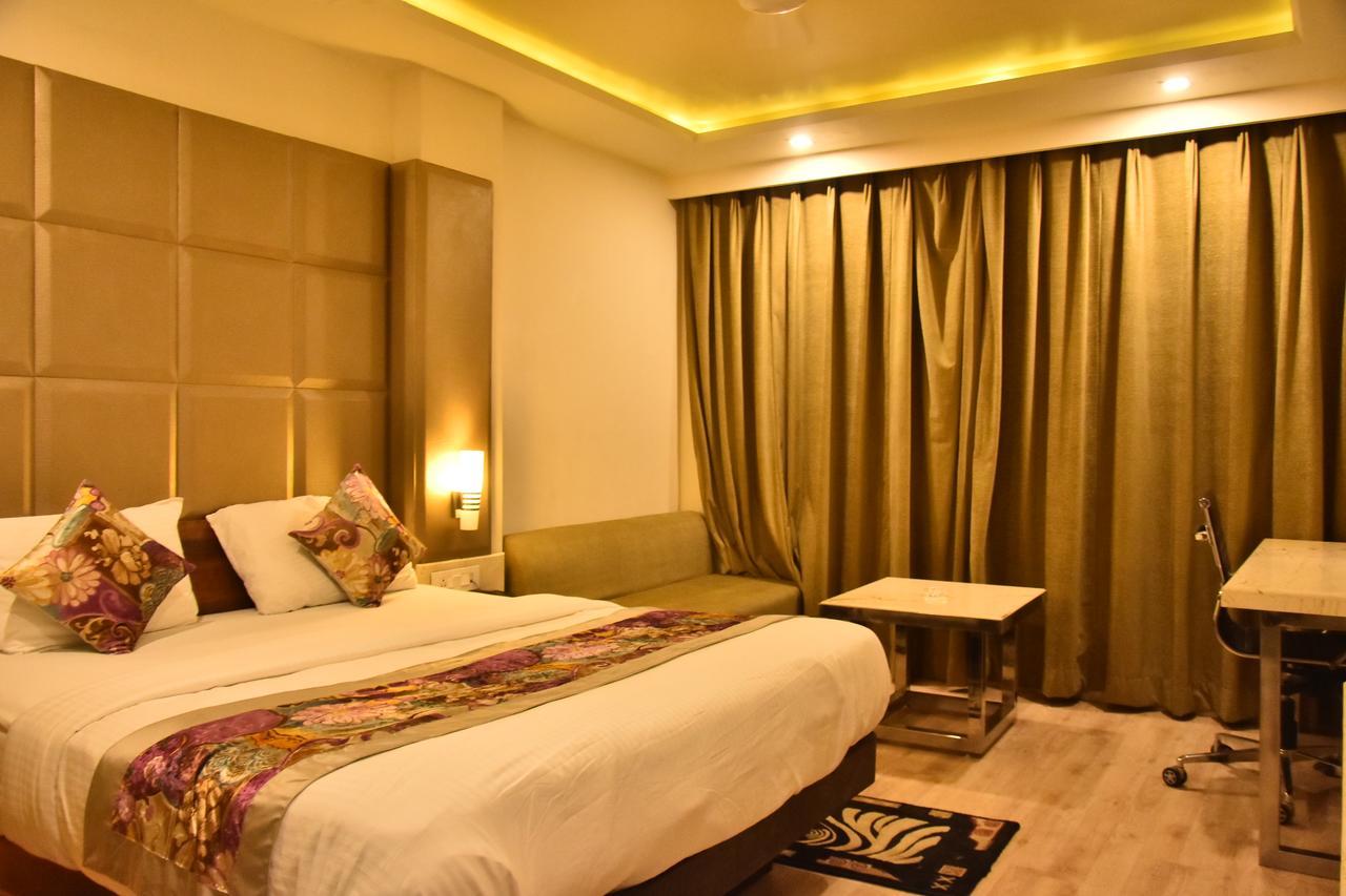Hotel Deep Kanpur Exteriör bild