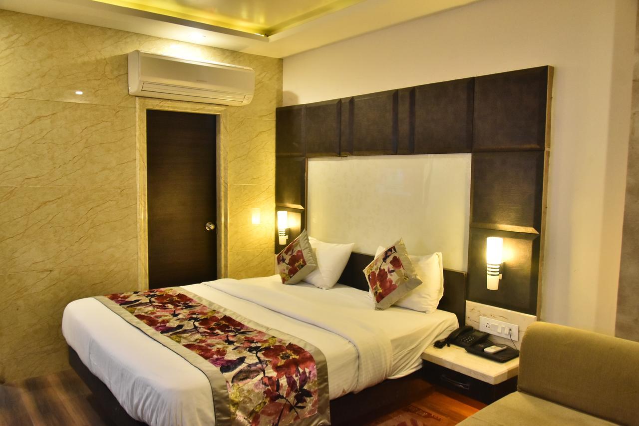 Hotel Deep Kanpur Exteriör bild
