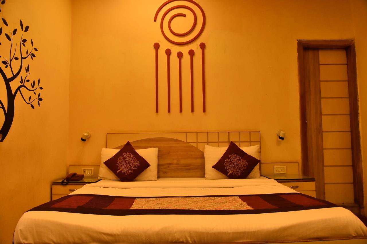 Hotel Deep Kanpur Exteriör bild