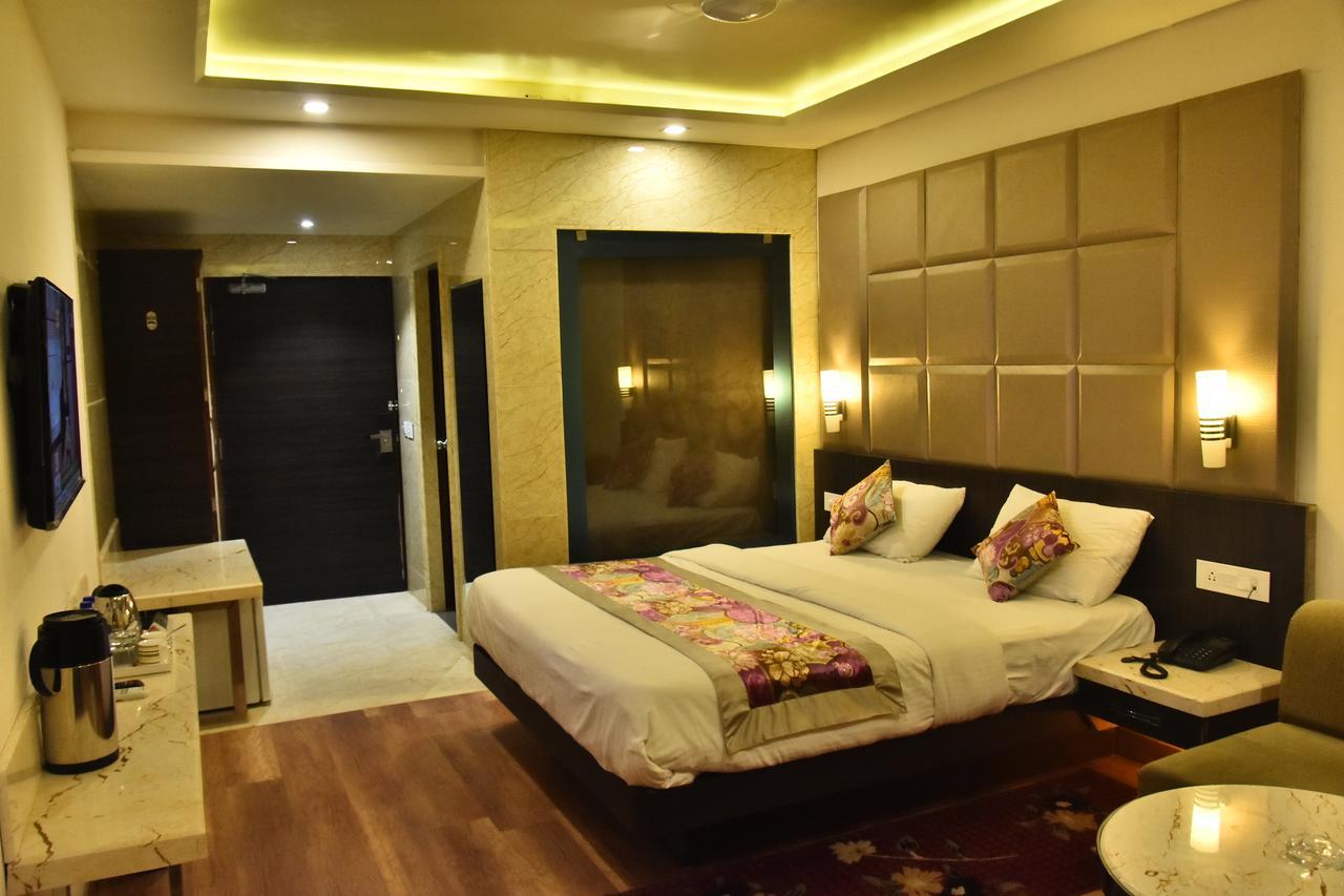 Hotel Deep Kanpur Exteriör bild