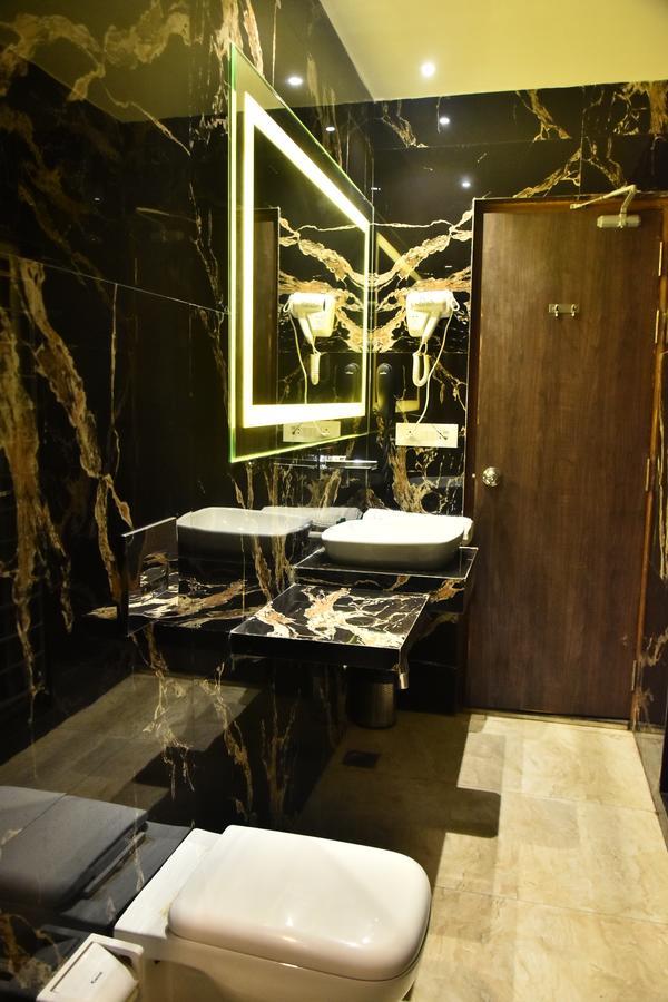 Hotel Deep Kanpur Exteriör bild