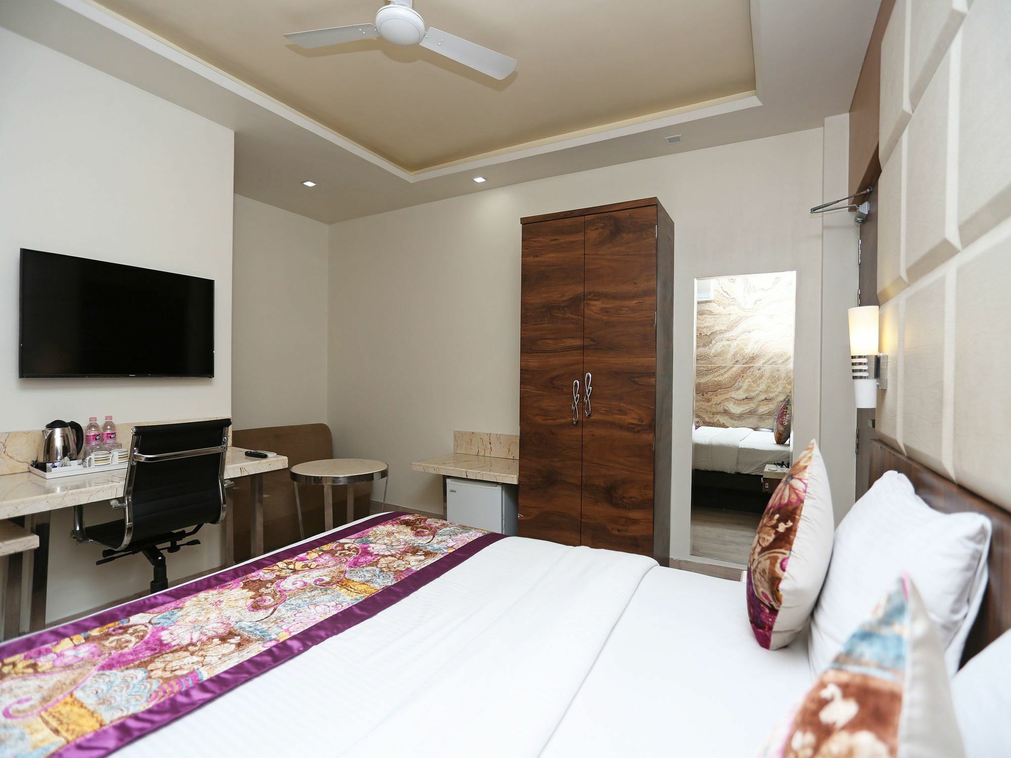 Hotel Deep Kanpur Exteriör bild