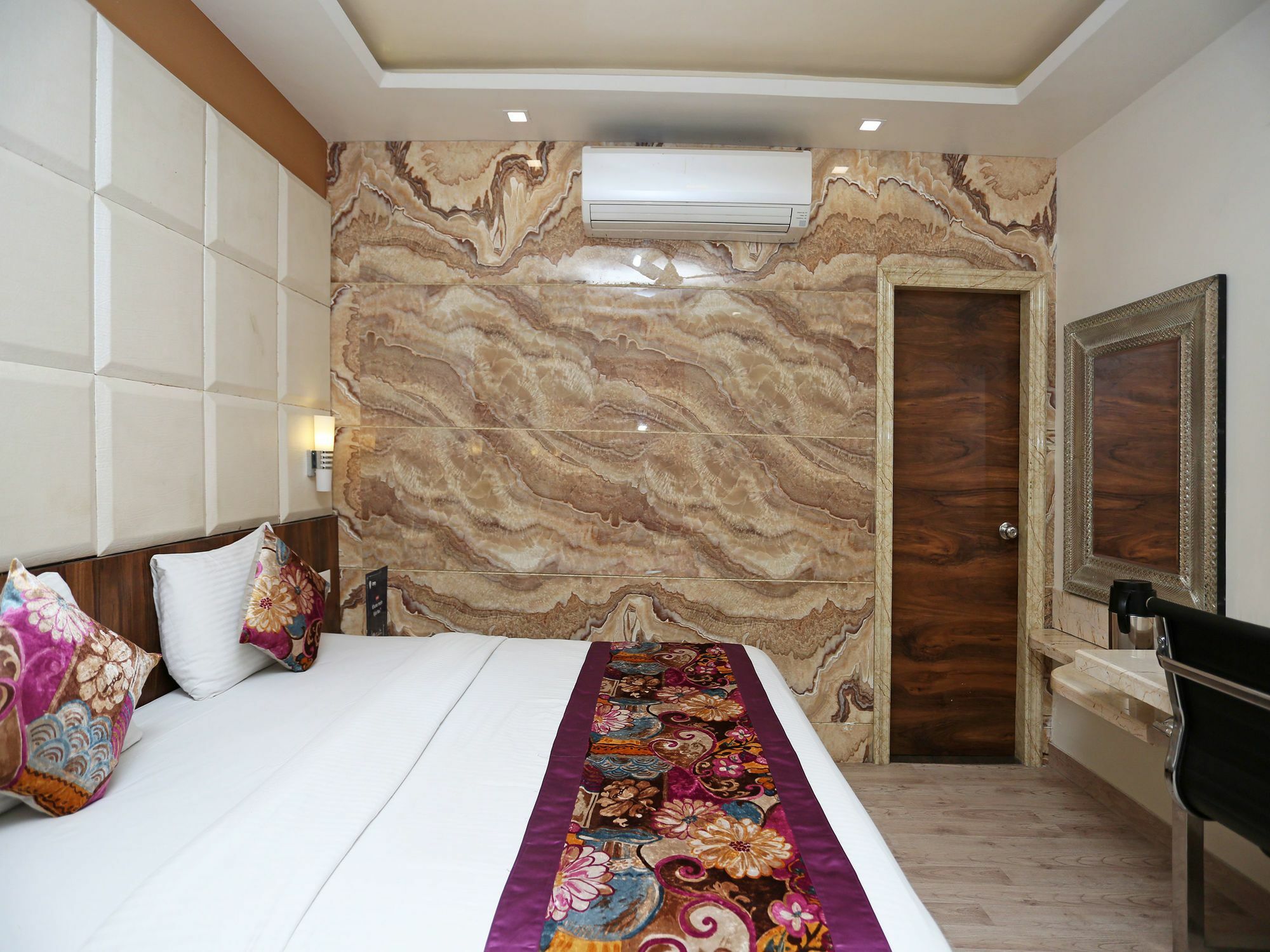 Hotel Deep Kanpur Exteriör bild