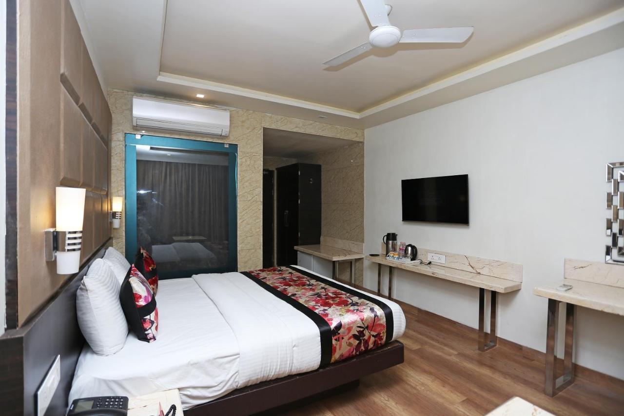 Hotel Deep Kanpur Exteriör bild